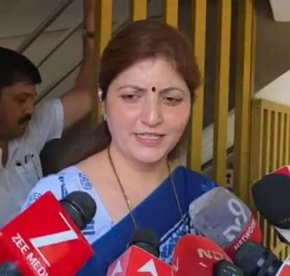भोंदूबाबा अशोक खरात प्रकरण मामले में रूपाली चाकणकर आखिरकार नाशिक एसआईटी के सामने हुईं पेश भोंदूबाबा अशोक खरात प्रकरण मामले में रूपाली चाकणकर आखिरकार नाशिक एसआईटी के सामने हुईं पेश