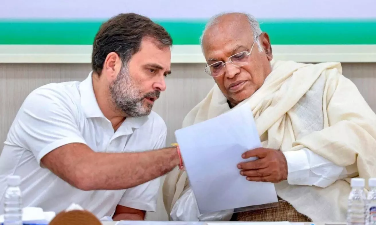 केरलम में कांग्रेस किसे बनाएगी मुख्यमंत्री? नियुक्त किए पर्यवेक्षकों ने मल्लिकार्जुन खड़गे को सौंपी रिपोर्ट, इन तीन नेताओं के नाम शामिल केरलम में कांग्रेस किसे बनाएगी मुख्यमंत्री? नियुक्त किए पर्यवेक्षकों ने मल्लिकार्जुन खड़गे को सौंपी रिपोर्ट, इन तीन नेताओं के नाम शामिल