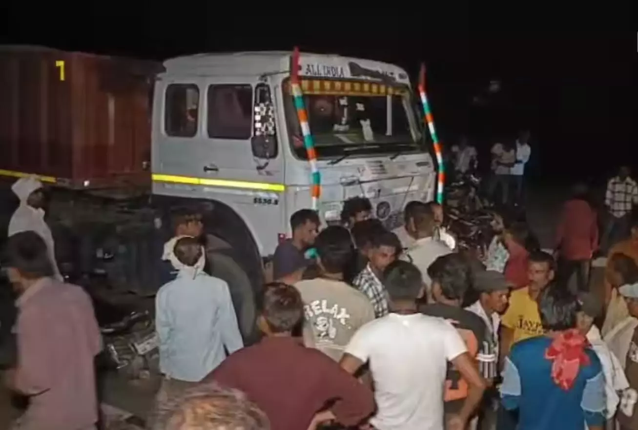 MP के मैहर में महिला को ट्रक ने कूचला, गुस्साए लोगों ने दो घंटे तक किया चक्काजाम, एम्बुलेंस समेत कई वाहन जाम में फंसे MP के मैहर में महिला को ट्रक ने कूचला, गुस्साए लोगों ने दो घंटे तक किया चक्काजाम, एम्बुलेंस समेत कई वाहन जाम में फंसे