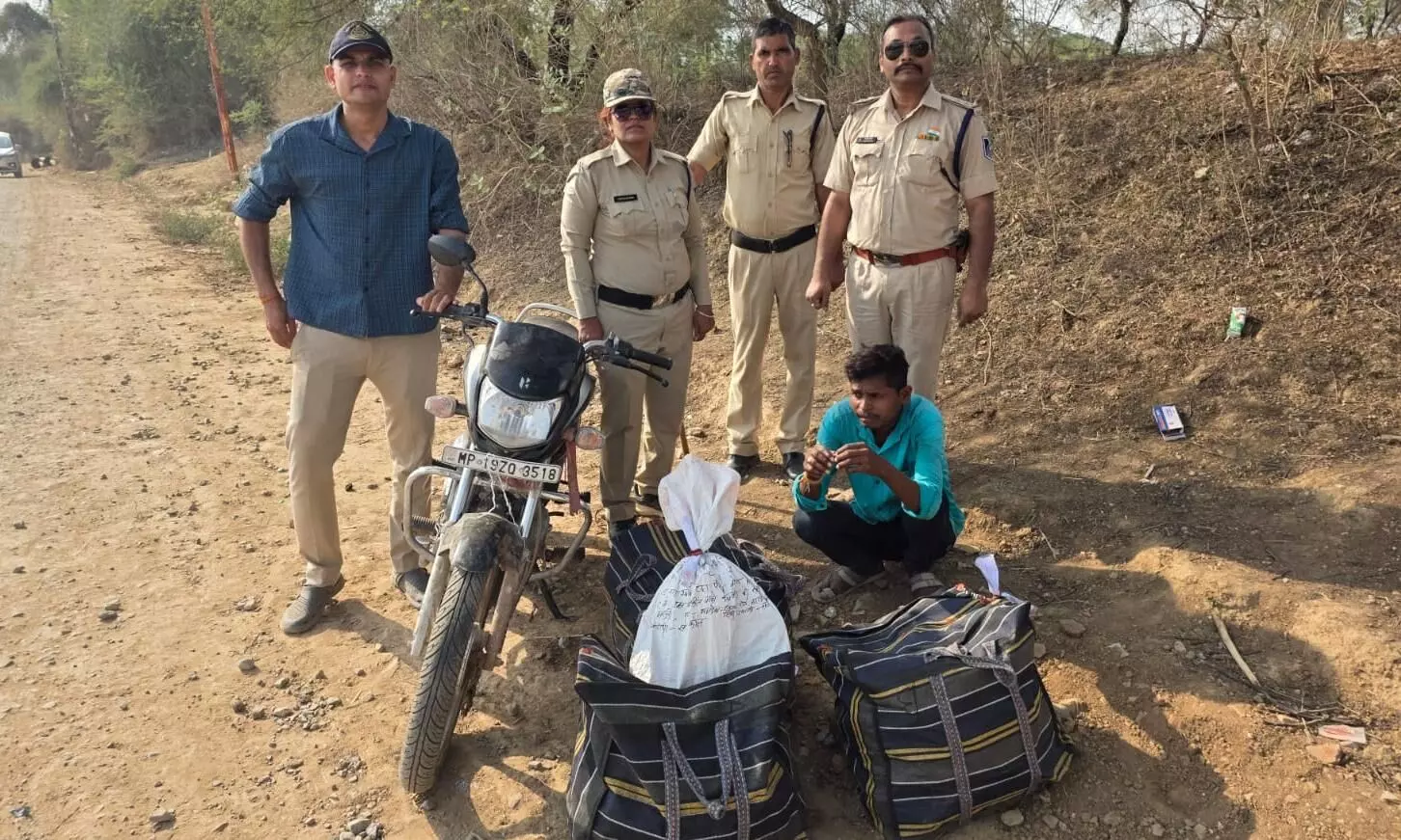 1.30 लाख की मदिरा और बाइक समेत पकड़ाया आरोपी