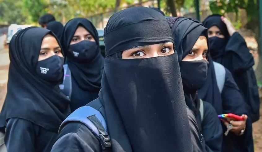 स्कूल, कॉलेज में हिजाब पहनने पर नो बैन, सिद्धारमैया सरकार का बड़ा फैसला, 2022 में BJP सरकार ने लगाई थी रोक स्कूल, कॉलेज में हिजाब पहनने पर नो बैन, सिद्धारमैया सरकार का बड़ा फैसला, 2022 में BJP सरकार ने लगाई थी रोक