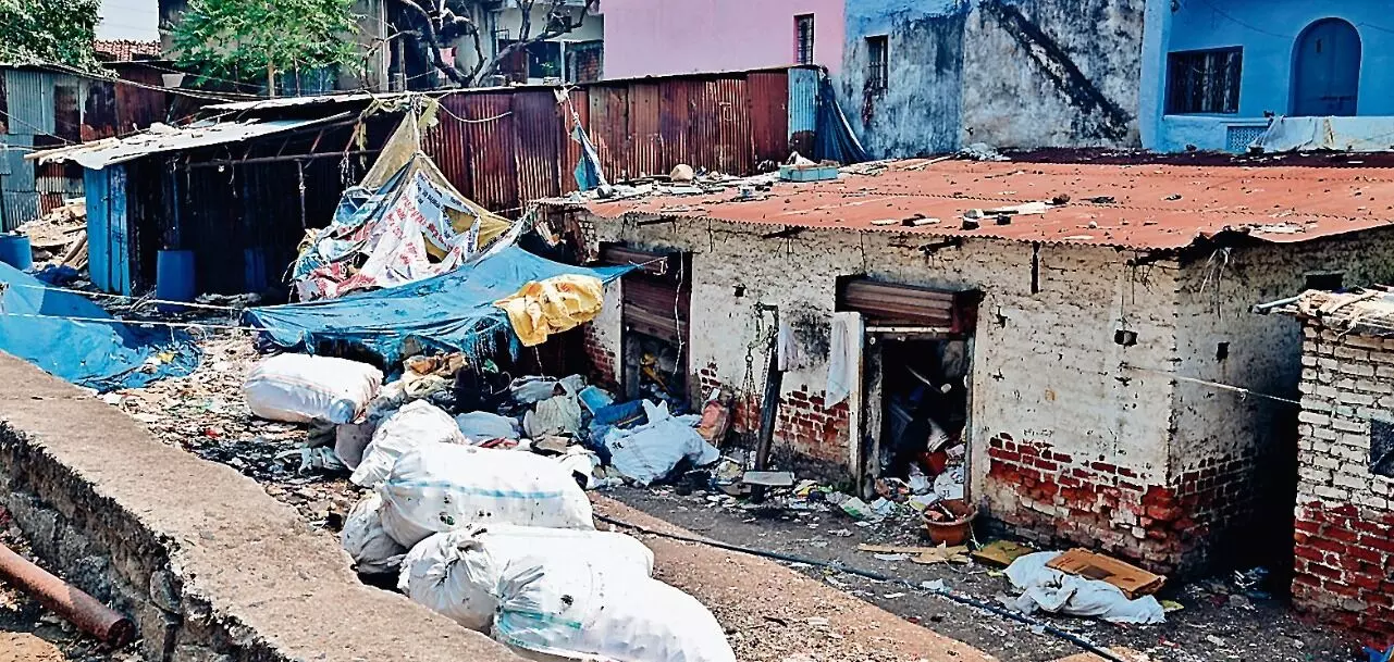 रहवासी क्षेत्र में गोदाम, कभी भी भड़क सकती है आग
