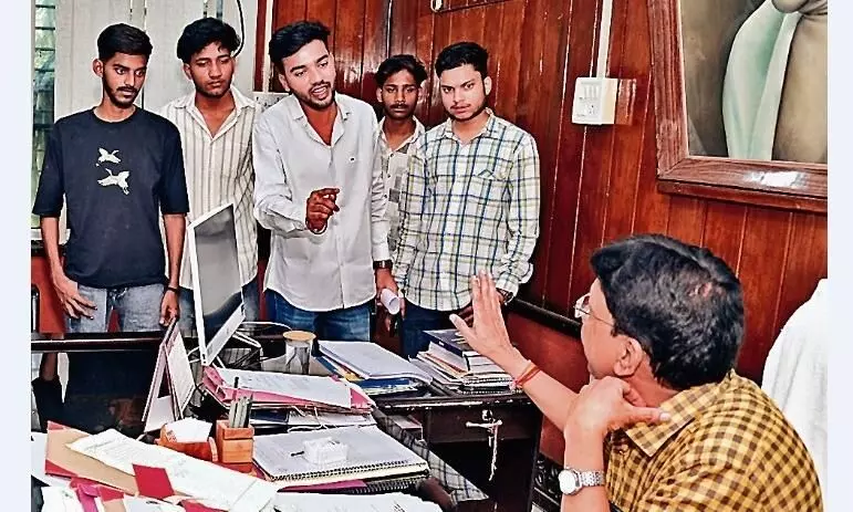 छात्रा की आधी कॉपी ही जांची गई सवालों में मूल्यांकन की प्रक्रिया