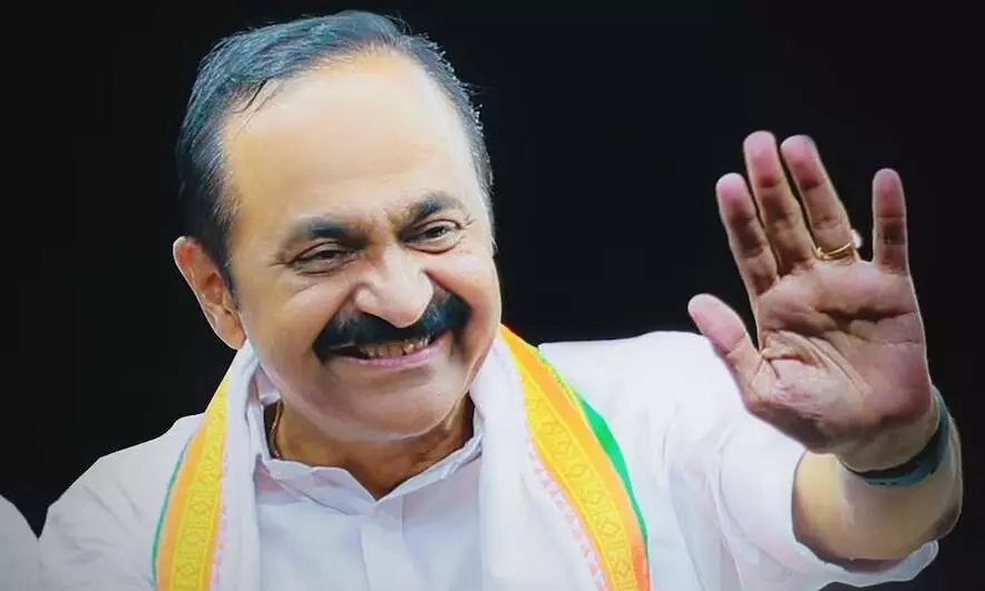 कुछ ही देर में वीडी सतीशन की ताजपोशी, 20 मंत्री भी लेंगे शपथ, राहुल-खड़गे मौजूद कुछ ही देर में वीडी सतीशन की ताजपोशी, 20 मंत्री भी लेंगे शपथ, राहुल-खड़गे मौजूद