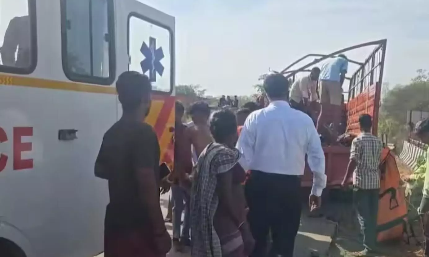 सगाई समारोह में शामिल होने जा रहे वाहन की जोरदार टक्कर, दोनों गाड़ियां पलटी, 12 लोगों की मौत