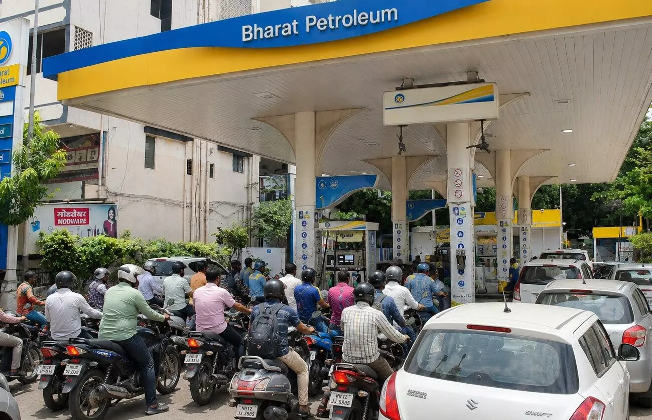 पेट्रोल-डीजल फिर महंगा, पांच दिन में दूसरी बार बढ़े दाम पेट्रोल-डीजल फिर महंगा, पांच दिन में दूसरी बार बढ़े दाम