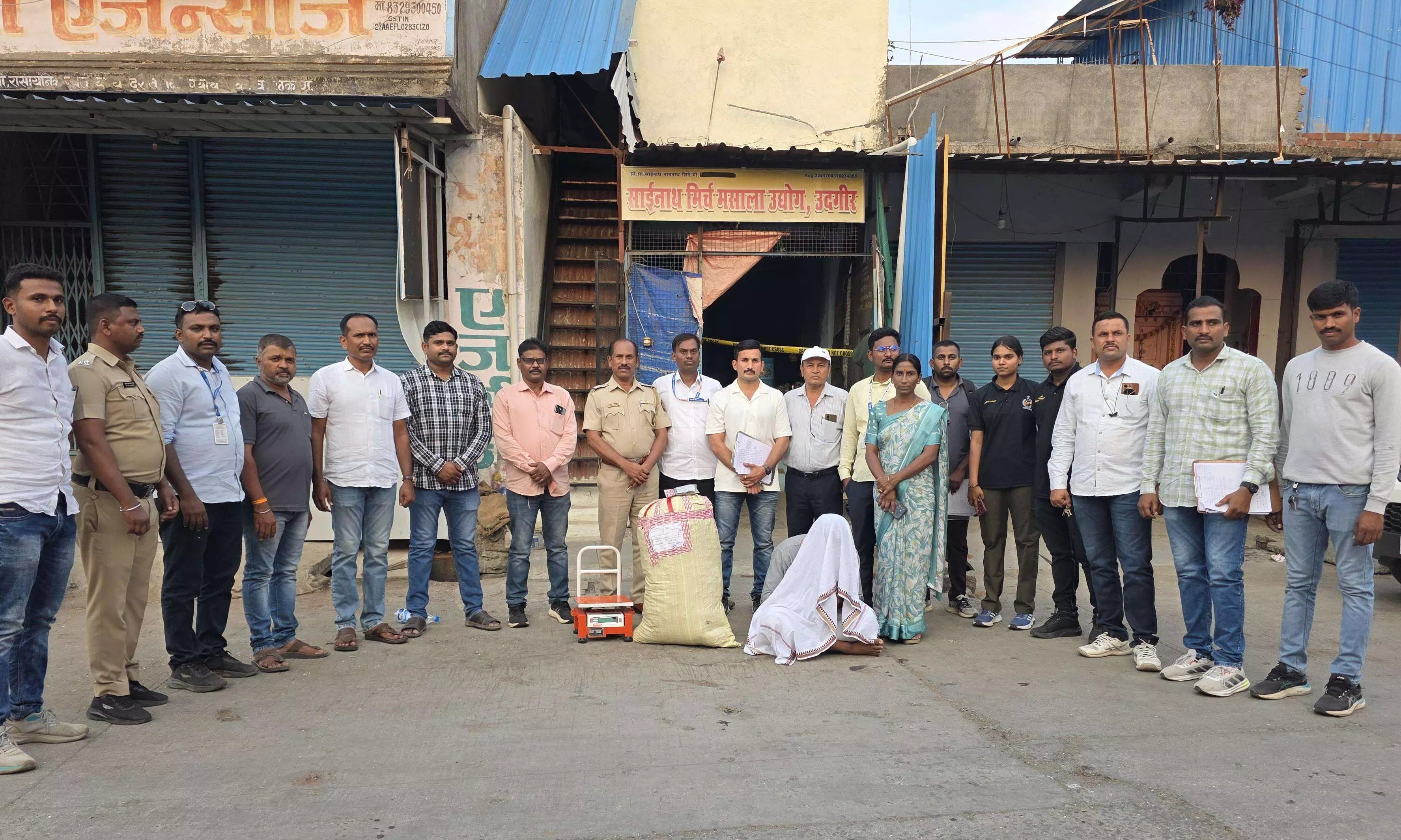 युवाओं का भविष्य बर्बाद करने वाले गांजा रैकेट पर पुलिस का बड़ा प्रहार, 7.42 लाख रुपये का 24 किलो गांजा जब्त युवाओं का भविष्य बर्बाद करने वाले गांजा रैकेट पर पुलिस का बड़ा प्रहार, 7.42 लाख रुपये का 24 किलो गांजा जब्त