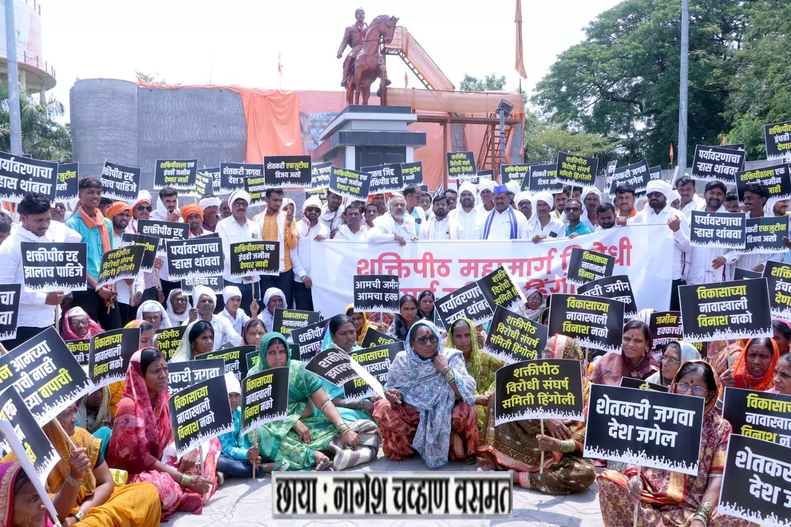 शक्तिपीठ महामार्ग के विरोध में बसमत में किसानों का आक्रोश, छत्रपति शिवाजी महाराज प्रतिमा परिसर में आंदोलन