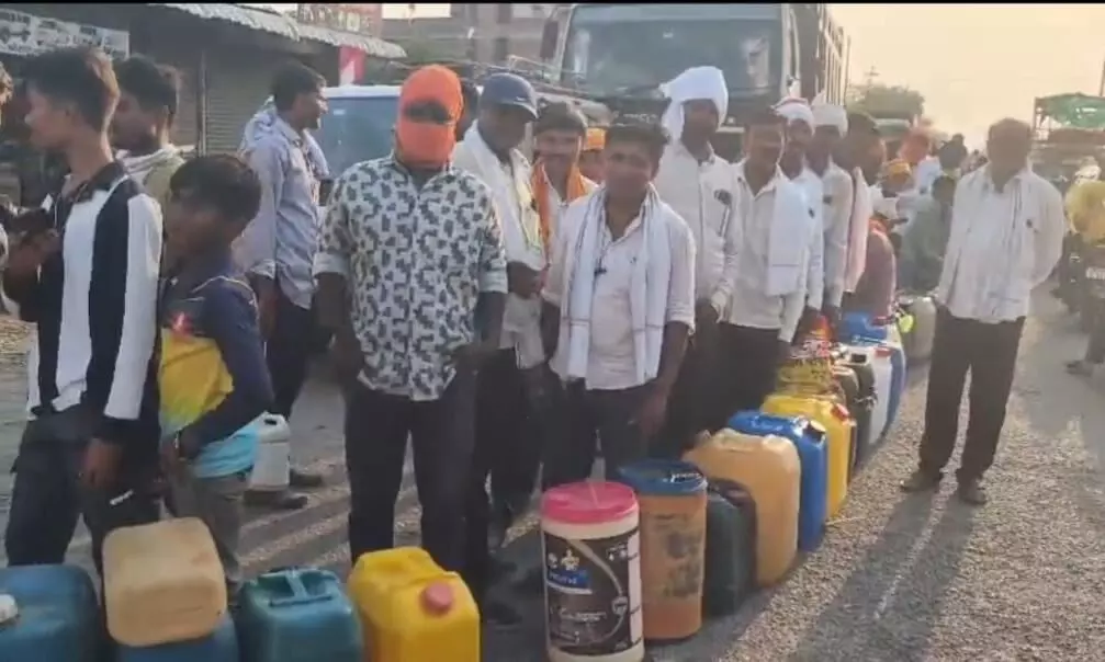 डीजल की किल्लत से किसान परेशान, खरीफ सीजन से पहले पेट्रोल पंपों पर लगी लंबी कतारें डीजल की किल्लत से किसान परेशान, खरीफ सीजन से पहले पेट्रोल पंपों पर लगी लंबी कतारें