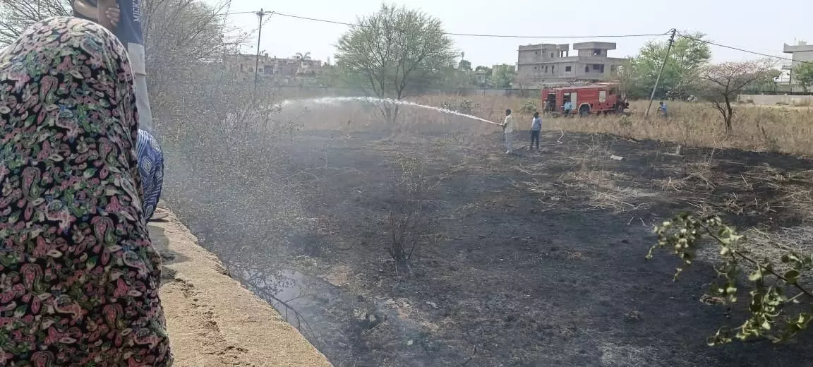 गोंदिया के कृषि मंडी परिसर में लगी आग रिहायशी इलाके तक पहुंची गोंदिया के कृषि मंडी परिसर में लगी आग रिहायशी इलाके तक पहुंची