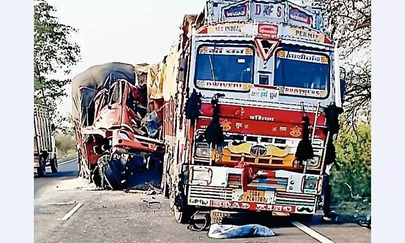 सड़क किनारे खड़े ट्रक से टकराया धान के छिलकों से लदा मिनी ट्रक