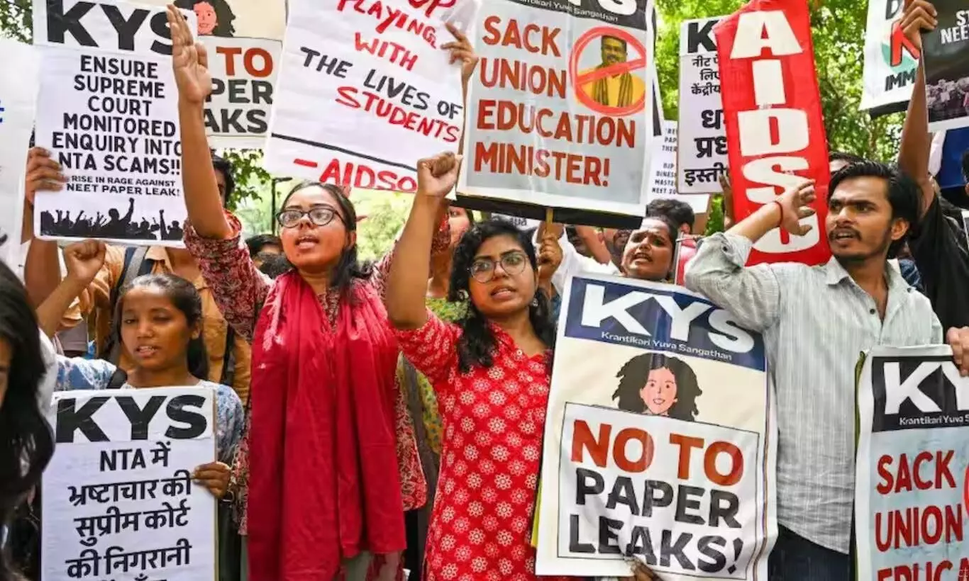 फिजिक्स के सवाल लीक करने वाली टीचर को किया अरेस्ट, अबतक कितनी हुई गिरफ्तारी