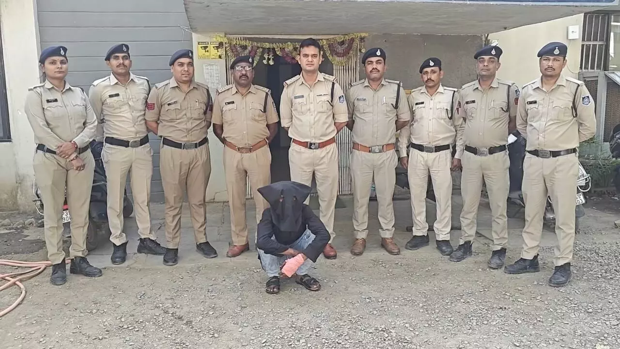 पांच वर्षों से फरार आरोपी को पवई पुलिस ने किया गिरफ्तार पांच वर्षों से फरार आरोपी को पवई पुलिस ने किया गिरफ्तार