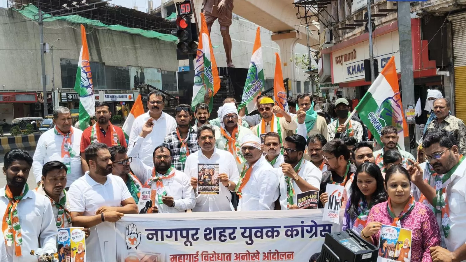 महंगाई के खिलाफ कांग्रेस कार्यकर्ता सड़क पर ,नागपुर युवक कांग्रेस ने बांटी मेलोडी चॉकलेट