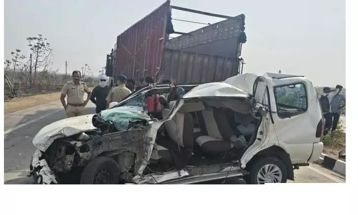 दर्शन से लौटते समय दर्शनार्थियों की कार दुर्घटनाग्रस्त , 3 लोगों की मौत, 5 गंभीर जख्मी