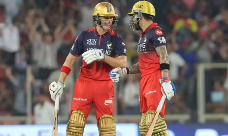 क्वालिफायर मैच से पहले RCB को लगा करारा झटका, यह तूफानी ओपनर हुआ आईपीएल से बाहर