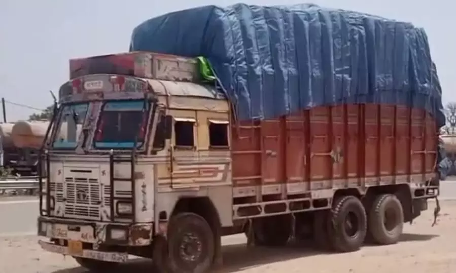 जबलपुर से ट्रक लेकर कानपुर जा रहे ड्राइवर की ट्रक में मिली लाश, जीपीएस लोकेशन जरिए वाहन मालिक ने पुलिस को दी सूचना जबलपुर से ट्रक लेकर कानपुर जा रहे ड्राइवर की ट्रक में मिली लाश, जीपीएस लोकेशन जरिए वाहन मालिक ने पुलिस को दी सूचना