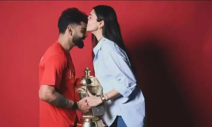 RCB की जीत पर अनुष्का ने ऐसे किया अपनी खुशी का इजहार, एक इमोशनल पोस्ट पर बनाया यह साइन, लोगों को खूब आ रहा पसंद RCB की जीत पर अनुष्का ने ऐसे किया अपनी खुशी का इजहार, एक इमोशनल पोस्ट पर बनाया यह साइन, लोगों को खूब आ रहा पसंद