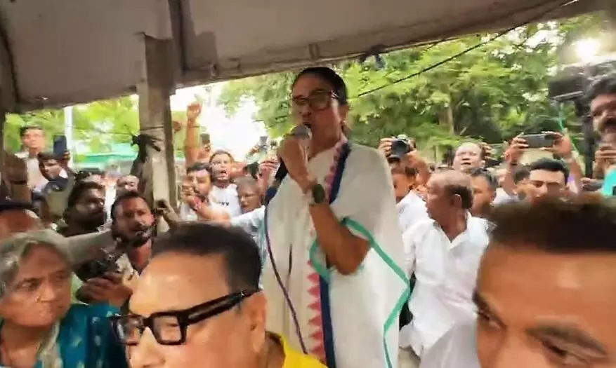 लड़ेंगे या मरेंगे, अभिषेक बनर्जी से मारपीट के खिलाफ धरने पर बैठीं ममता बनर्जी लड़ेंगे या मरेंगे, अभिषेक बनर्जी से मारपीट के खिलाफ धरने पर बैठीं ममता बनर्जी