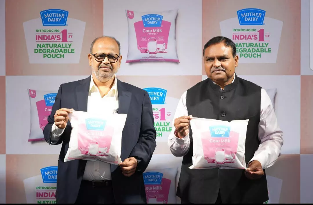 मदर डेयरी ने लॉन्च किया देश का पहला मिट्‌टी में घुलने वाला दूध पाउच, अब पर्यावरण को नहीं पहुंचाएगा नुकसान