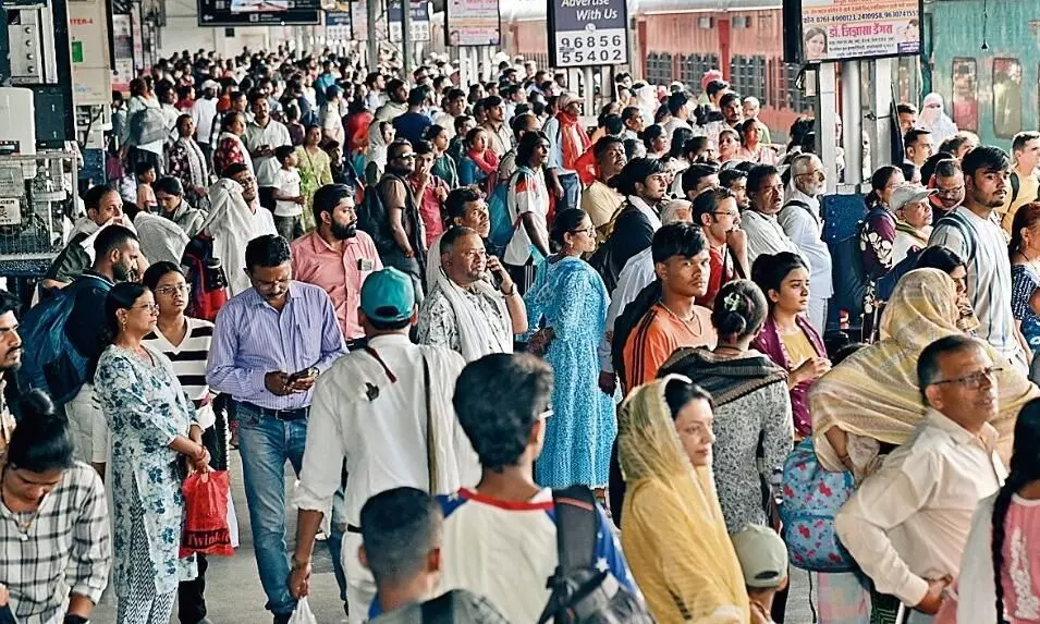 रात में आने वाली ट्रेन 8 घंटे लेट, सुबह पहुंची