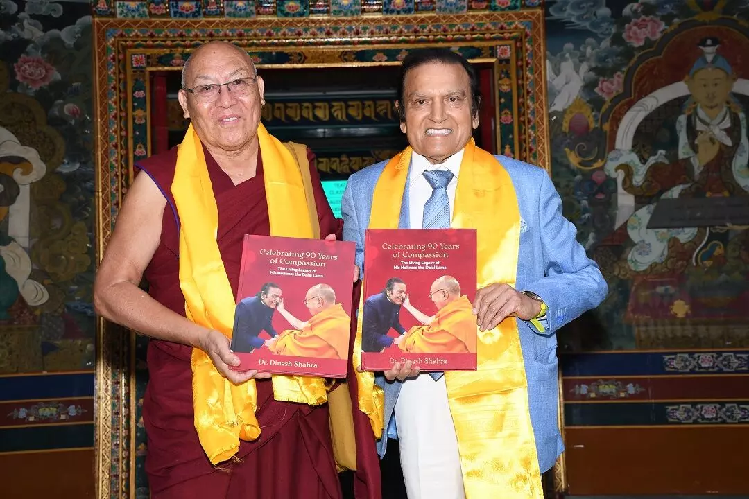 दलाई लामा के 90वें जन्मदिन पर डॉ. दिनेश शाहरा ने भेंट की विशेष कॉफी टेबल बुक दलाई लामा के 90वें जन्मदिन पर डॉ. दिनेश शाहरा ने भेंट की विशेष कॉफी टेबल बुक
