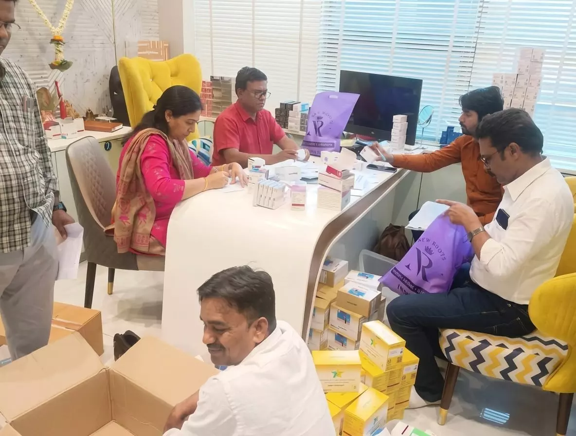स्किन क्लिनिक पर छापा, 7 लाख की दवाएं जब्त, बिना लाइसेंस हो रही थी एलोपैथिक दवाओं की बिक्री