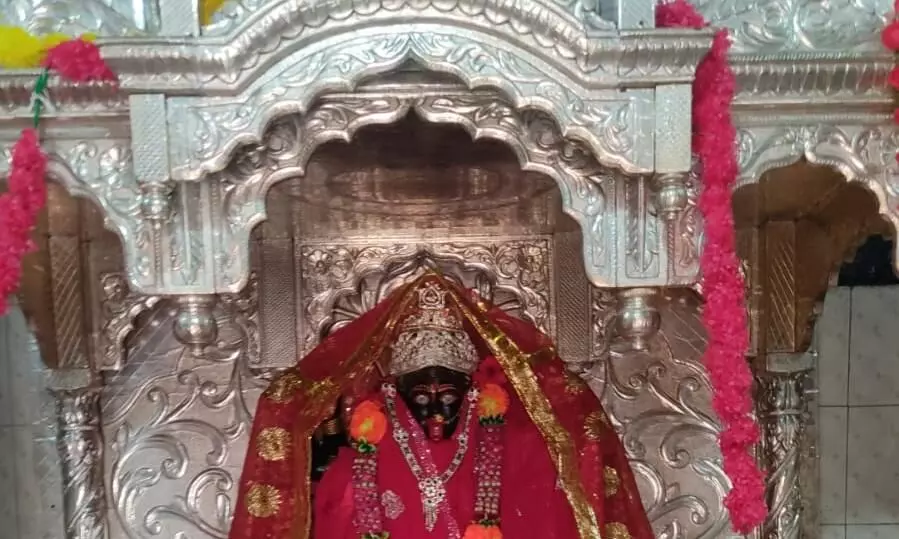 सिंहपुर थाना अंतर्गत देवी मंदिर के सिंहासन से लाखों की चांदी उखाड़ ले गए चोर सिंहपुर थाना अंतर्गत देवी मंदिर के सिंहासन से लाखों की चांदी उखाड़ ले गए चोर