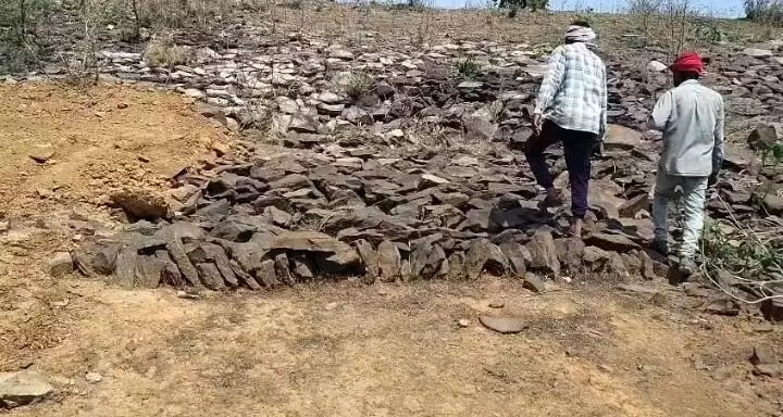 भड़रा बांध की मरम्मत में लापरवाही का आरोप, मानसून में टूटने का मंडराया खतरा भड़रा बांध की मरम्मत में लापरवाही का आरोप, मानसून में टूटने का मंडराया खतरा