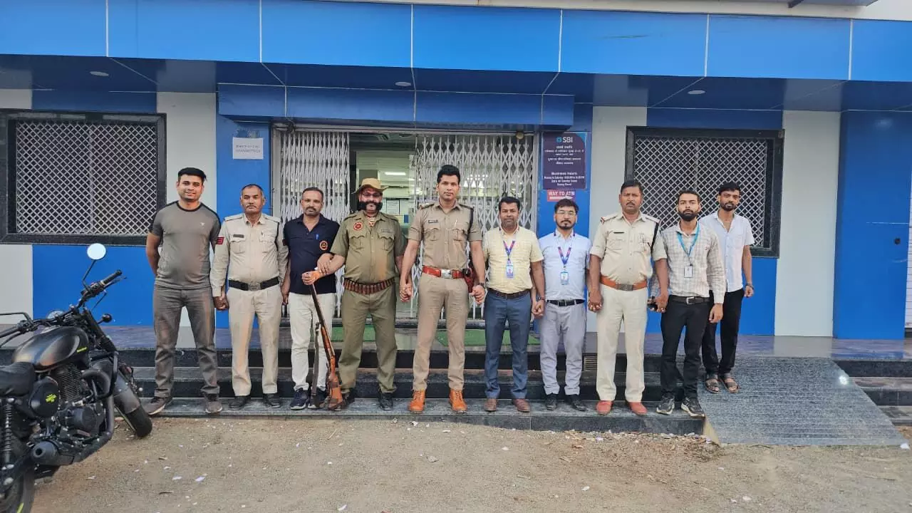 चोरी के लिए बैंक के पास रैकी कर रही दो महिलाओं को पुलिस ने किया गिरफ्तार चोरी के लिए बैंक के पास रैकी कर रही दो महिलाओं को पुलिस ने किया गिरफ्तार