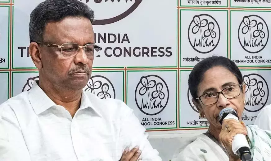 चारों ओर से घिरी TMC को एक और बड़ा झटका! कोलकाता के मेयर ने सौंपा इस्तीफा