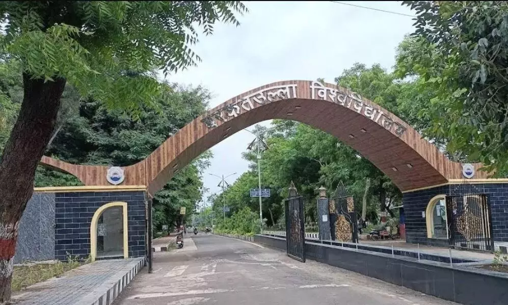 बरकतउल्ला यूनिवर्सिटी के बाहर एनएसयूआई का हवन, नाम बदलने का विरोध