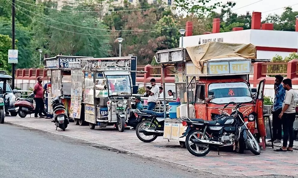 मुसीबतें बढ़ा रही अवैध चौपाटी, चलना भी मुश्किल