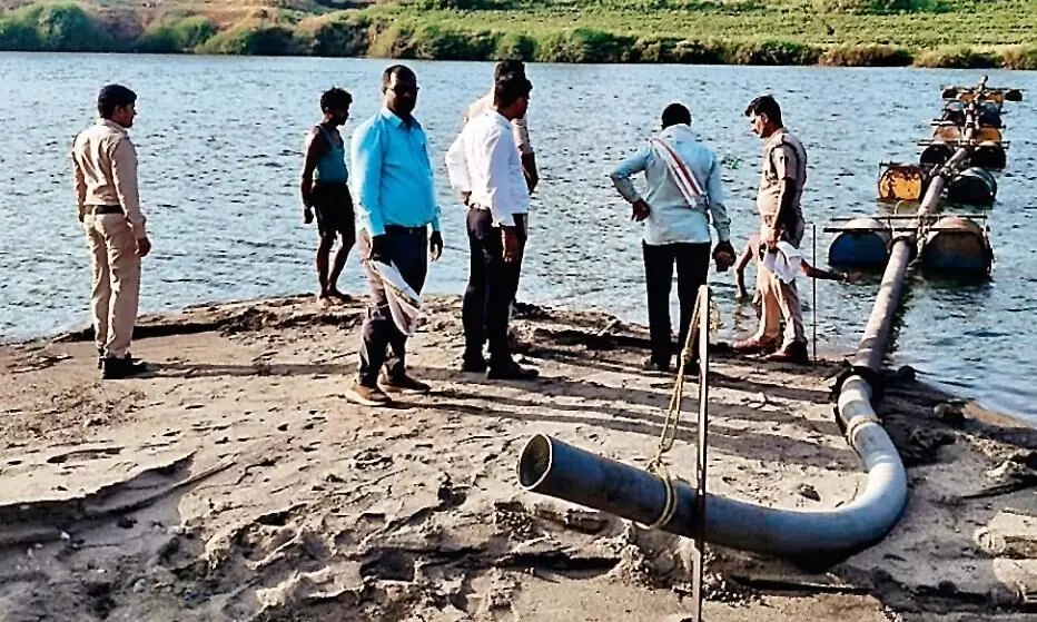 मोटर लगाकर नदी से निकाली रेत, नाव और पंप जब्त