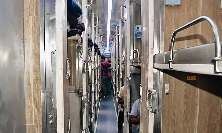 स्लीपर कोच के यात्रियों को चादर और कंबल देने की योजना हुई फेल