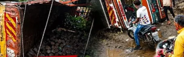 वैकल्पिक मार्ग पर पलटा ट्रक, डेढ़ घंटे तक यातायात ठप, चार साल से अधूरे पुल का खामियाजा वैकल्पिक मार्ग पर पलटा ट्रक, डेढ़ घंटे तक यातायात ठप, चार साल से अधूरे पुल का खामियाजा