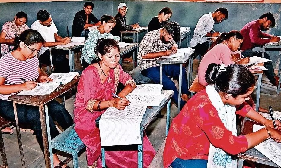 डीएलएड के परीक्षा केन्द्र में शॉर्ट सर्किट धमाके के बाद चिंगारियां छात्रा पर गिरीं