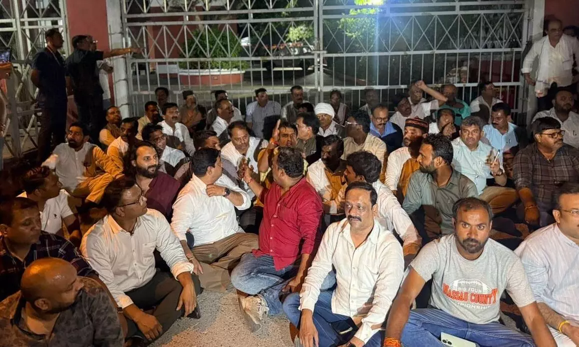 कांग्रेस नेताओं ने निर्वाचन आयोग के दफ्तर के बाहर किया विरोध, मीनाक्षी नटराजन का रिटर्निंग ऑफिसर ने नामांकन किया था रद्द
