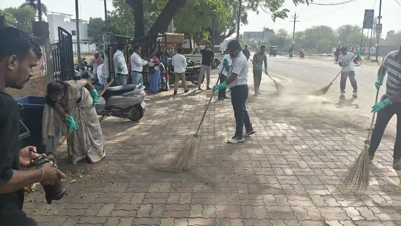 नागपुर शहर के श्रद्धास्थलों की सफाई , महापौर समेत नगरसेवक उतरे रास्ते पर नागपुर शहर के श्रद्धास्थलों की सफाई , महापौर समेत नगरसेवक उतरे रास्ते पर