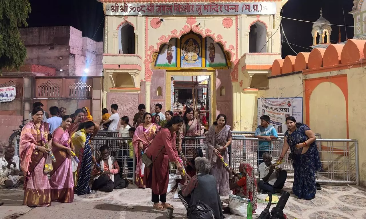 लीनेस क्लब ने श्री जुगल किशोर मंदिर में जरूरतमंदों को वितरित की सामग्री लीनेस क्लब ने श्री जुगल किशोर मंदिर में जरूरतमंदों को वितरित की सामग्री