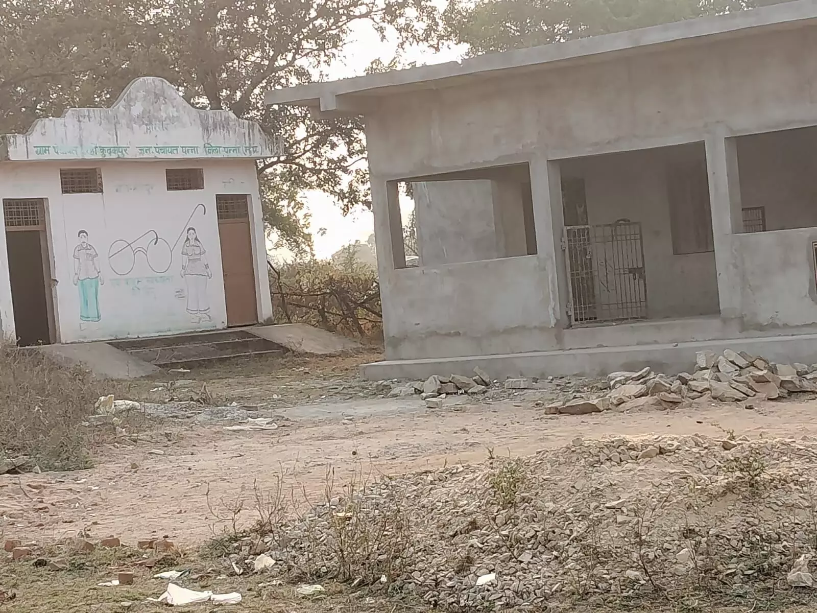 अधूरा पड़ा सामुदायिक भवन का निर्माण, सार्वजनिक शौंचालय में सीट भी नहीं लगी, ग्राम हीरापुर में लाखों खर्च होने के बाद भी सुविधाओं से वंचित ग्रामीण अधूरा पड़ा सामुदायिक भवन का निर्माण, सार्वजनिक शौंचालय में सीट भी नहीं लगी, ग्राम हीरापुर में लाखों खर्च होने के बाद भी सुविधाओं से वंचित ग्रामीण