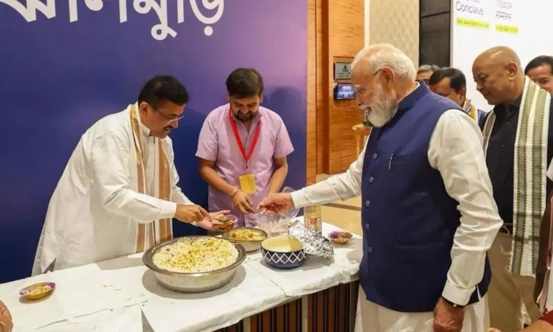 भारत मंडपम में NDA की अहम बैठक, PM मोदी को बंगाल CM ने परोसी झालमुड़ी भारत मंडपम में NDA की अहम बैठक, PM मोदी को बंगाल CM ने परोसी झालमुड़ी