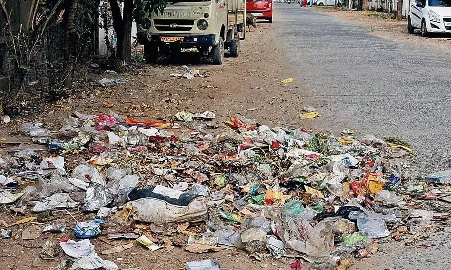 अतिक्रमण करने के साथ सार्वजनिक जगह पर फैला रहे थे गंदगी, 10 लोगों पर फाइन अतिक्रमण करने के साथ सार्वजनिक जगह पर फैला रहे थे गंदगी, 10 लोगों पर फाइन