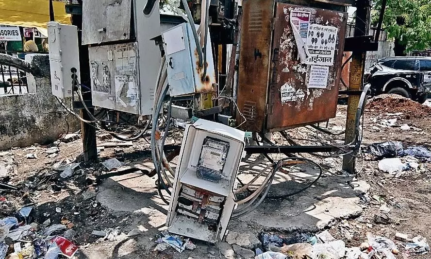 ट्रांसफाॅर्मर से लटक रहे केबल, खुले में सर्किट पैनल बढ़ा रहे खतरा, हादसों के बाद भी नहीं जागे जिम्मेदार ट्रांसफाॅर्मर से लटक रहे केबल, खुले में सर्किट पैनल बढ़ा रहे खतरा, हादसों के बाद भी नहीं जागे जिम्मेदार