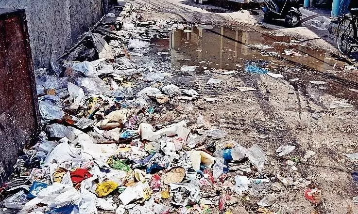 कमर्शियल एरियाें में रात को सड़कों पर नहीं लग रही झाड़ू, सुबह वार्डों की सफाई व्यवस्था हो रही प्रभावित