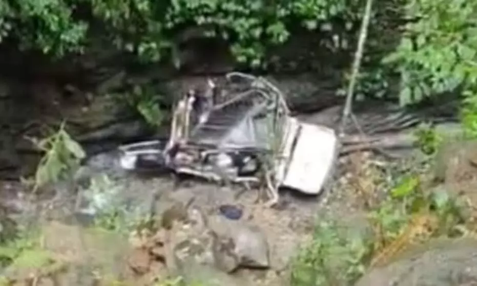 अरुणाचल प्रदेश में वाहन फिसलकर गहरी खाई में गिरा, पांच लोगों की मौके पर मौत अरुणाचल प्रदेश में वाहन फिसलकर गहरी खाई में गिरा, पांच लोगों की मौके पर मौत