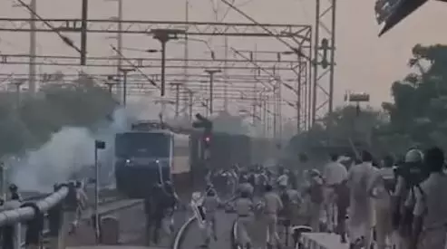 रेलवे ट्रैक पर बैठे छात्र-पथराव किया...पटना के पाटलिपुत्र स्टेशन पर भारी बवाल, पुलिस की लाठीचार्ज के बाद काबू में माहौल रेलवे ट्रैक पर बैठे छात्र-पथराव किया...पटना के पाटलिपुत्र स्टेशन पर भारी बवाल, पुलिस की लाठीचार्ज के बाद काबू में माहौल
