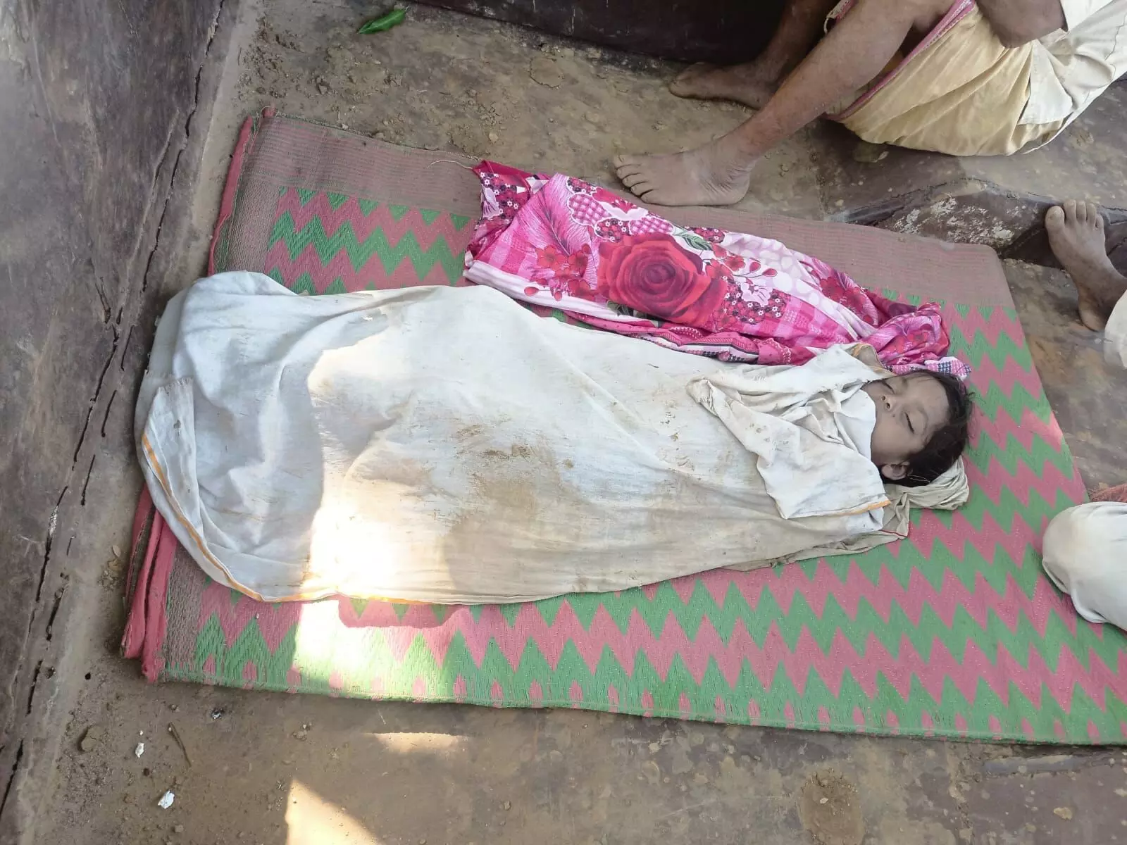 रेलवे के लिए खोदी गई मिट्टी से विशाल क्षेत्र में बने गड्ढे के पानी में डूब गई थी मासूम रेलवे के लिए खोदी गई मिट्टी से विशाल क्षेत्र में बने गड्ढे के पानी में डूब गई थी मासूम