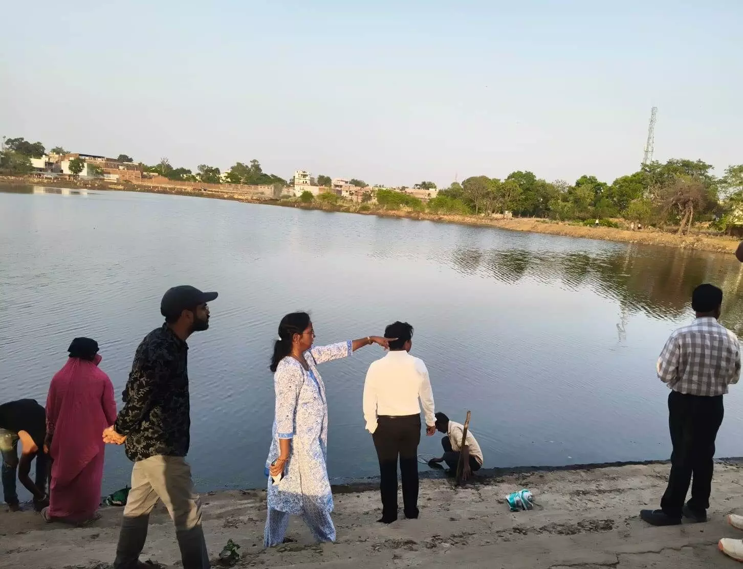 कलेक्टर ने महाराज सागर तालाब के जीर्णोद्वार कार्य का निरीक्षण कर दिए निर्देश
