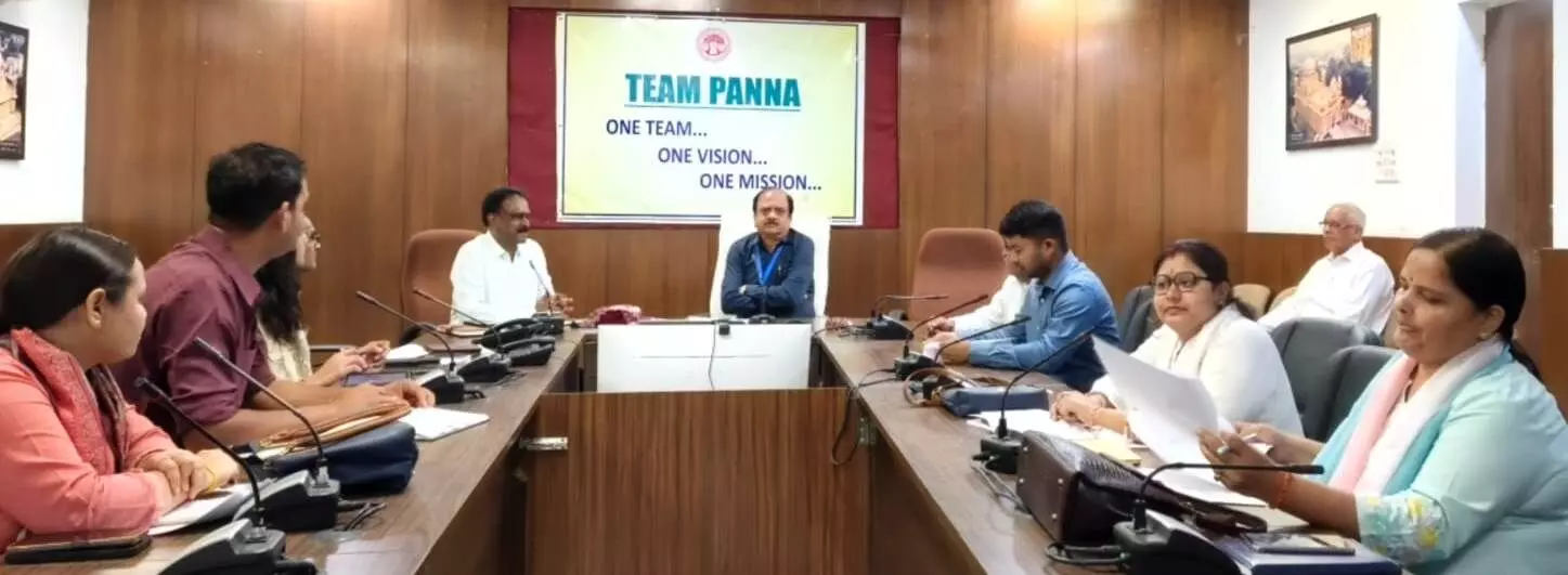 संभागीय प्रेक्षक ने ली बैठक, स्थानीय निर्वाचन कार्यालय का किया निरीक्षण